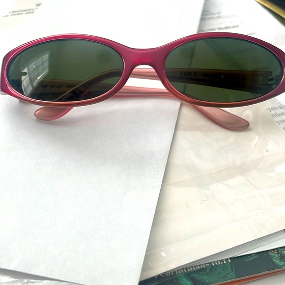 Roxy sunglasses. EC. No scratches.
Roxy RX 5061. Measures 5 in across front. - Picture 4 of 5